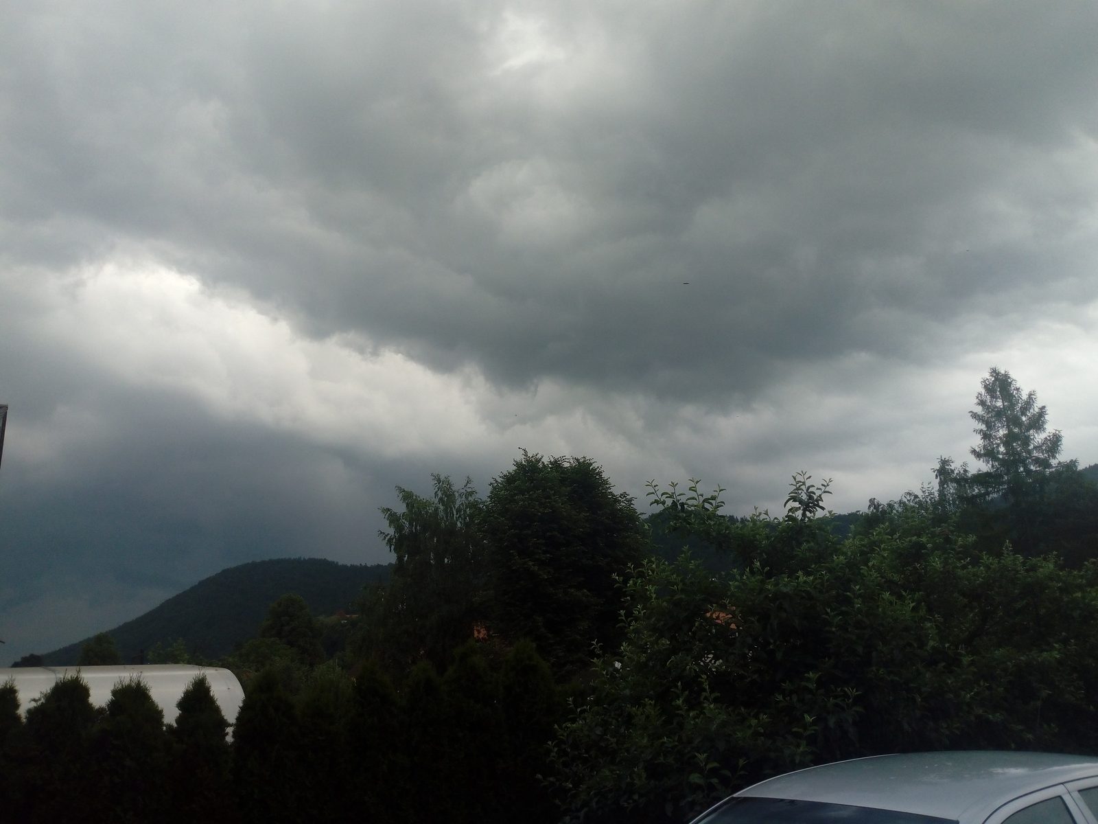 Temni nevihtni oblaki nad Zgornjo Savinjsko dolino tik pred nevihto