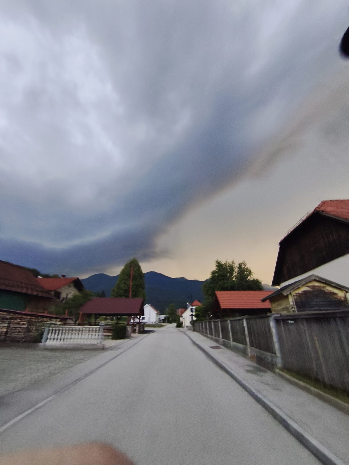 Robni oblak (arcus) na čelu nevihte se ob mraku pomika nad Zgornjo Savinjsko dolino