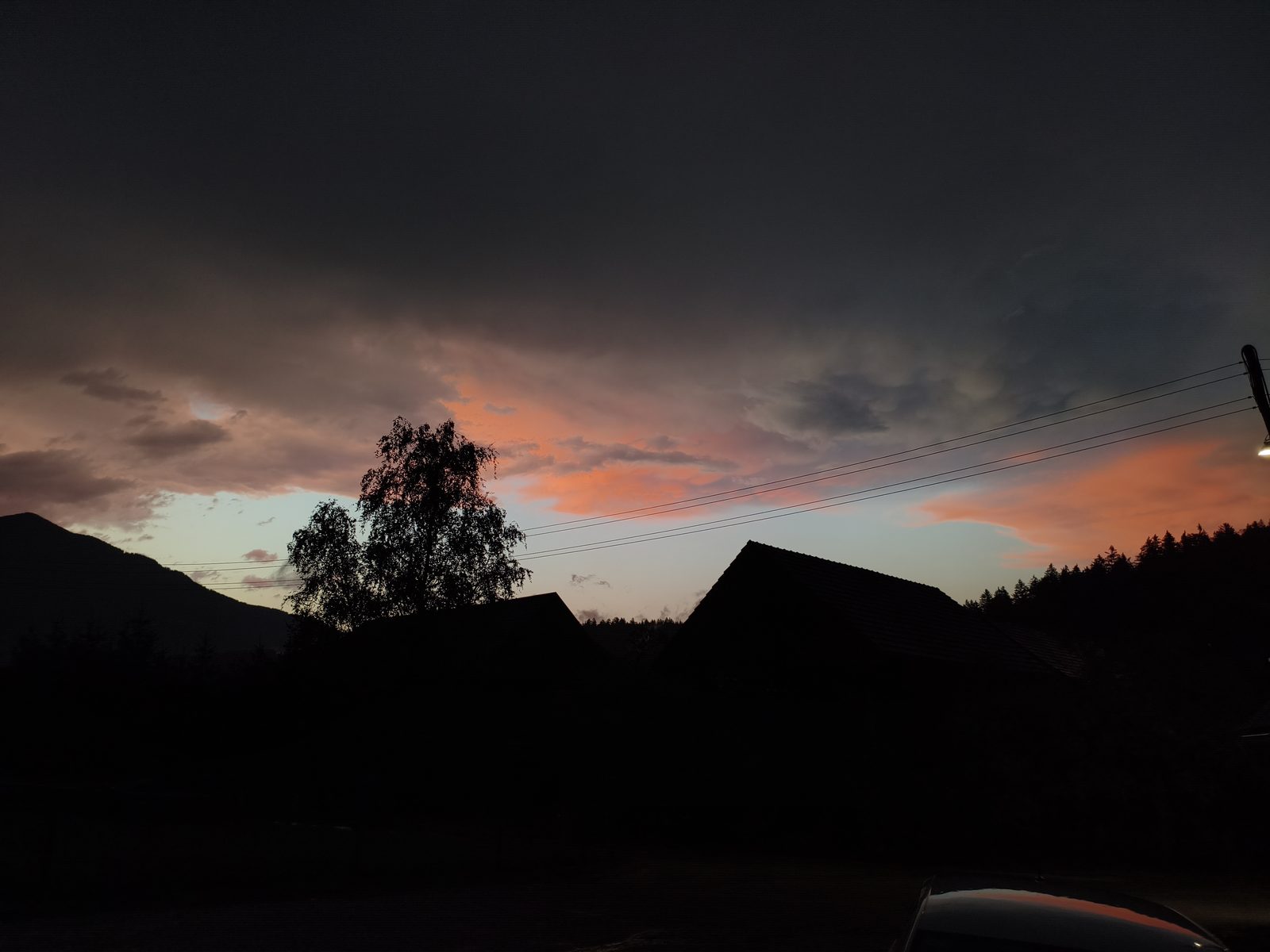 Barvit sončni zahod nad dolino, potem ko se je nevihta že umirila