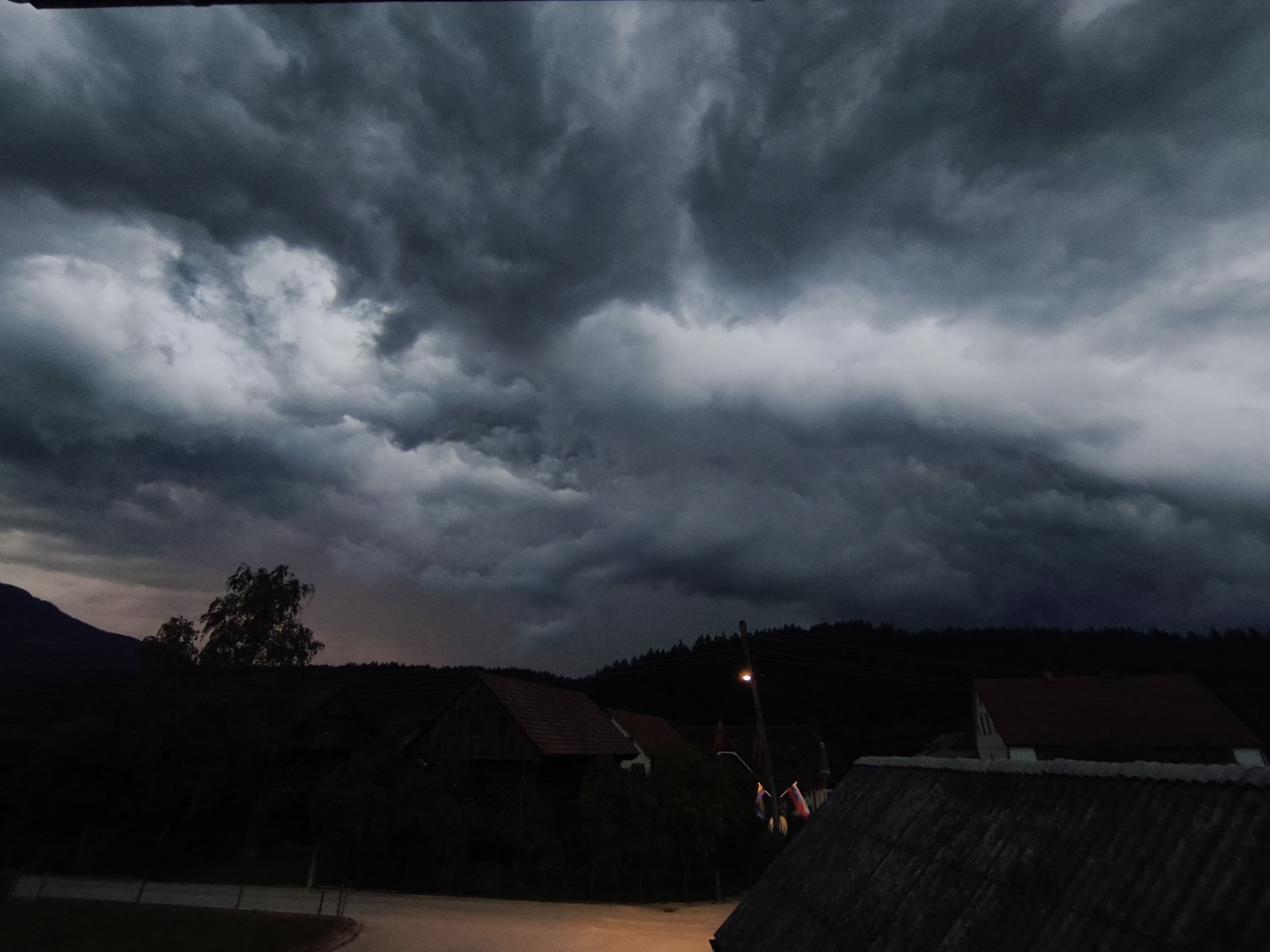 Nevihtno nebo nad Zgornjo Savinjsko dolino. Foto: Filip Eremita.