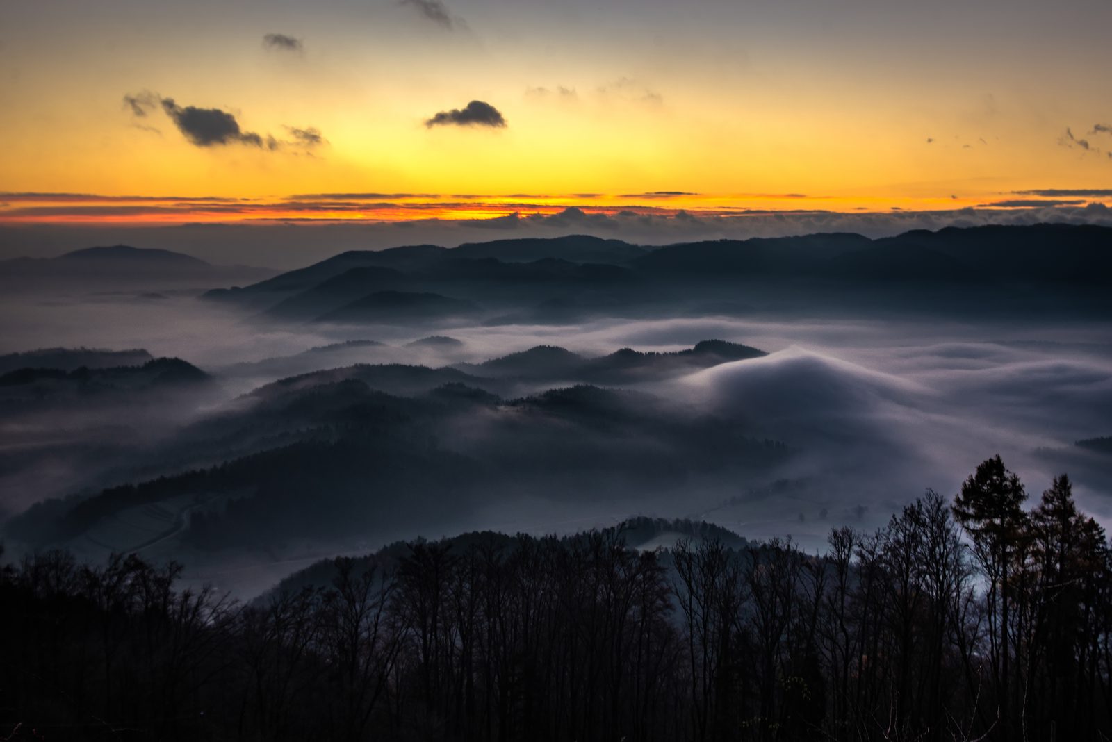 Nizka oblačnost in megla pod inverzijo nad Zgornjo Savinjsko dolino ob zahodu sonca (arhivska fotografija).