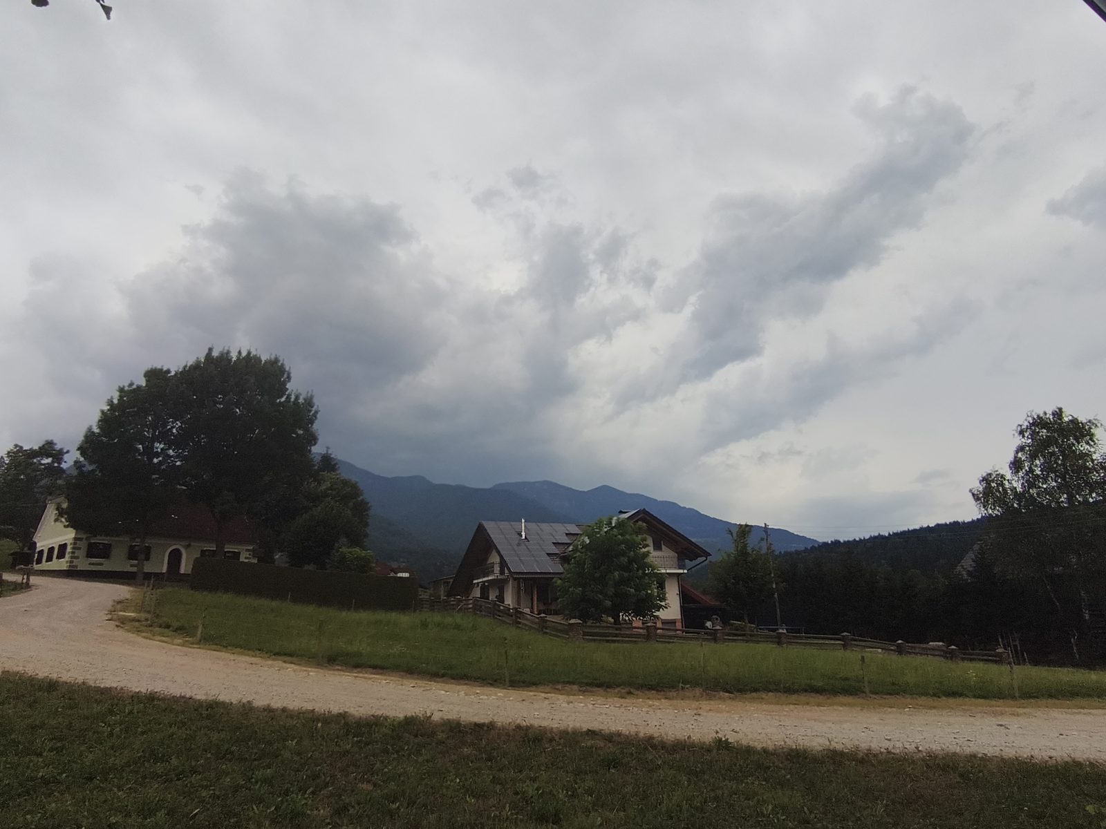Temni, grozeči oblaki nad Zgornjo Savinjsko dolino popoldne 14. julija 2026, a brez neurja pod njimi